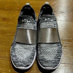 brand APL size youth 4! Color grey